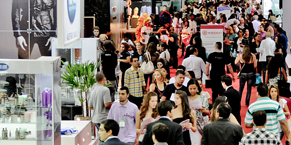 Corredores movimentados na Hair Brasil 2012